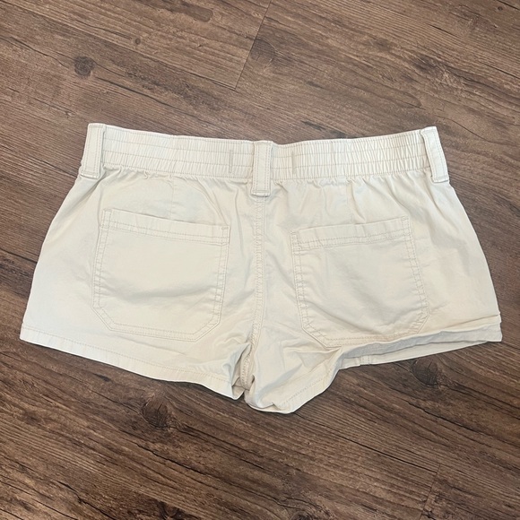 Hollister size 27 Low Rise shorts - Picture 3 of 3